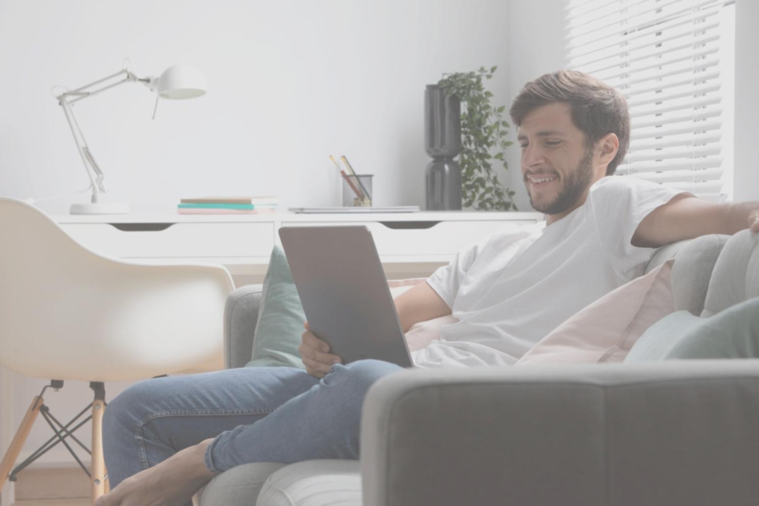 Session de formation budgétaire en ligne avec graphiques financiers